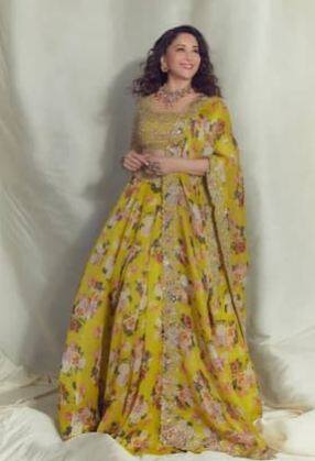 ਮਾਧੁਰੀ ਦੀਕਸ਼ਿਤ ਨੇ ਪਾਇਆ ਇੰਨਾ ਮਹਿੰਗਾ Floral Lehenga