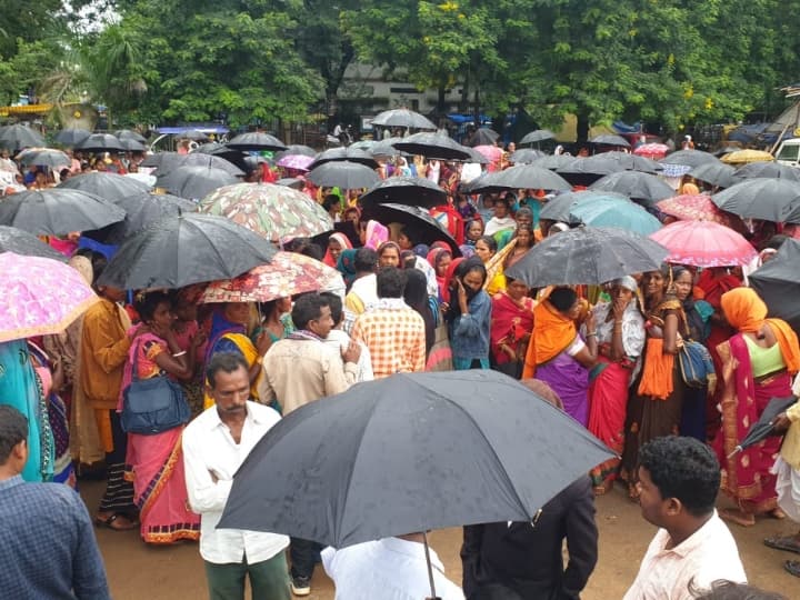 Surguja Chhattisgarh FIR against 9 villagers for assaulting Company employees villagers reached Collectorate ANN Surguja News: एल्यूमिनियम प्लांट को लेकर मचा बवाल, कंपनी कर्मचारियों ने गांव वालों से की मारपीट, सैकड़ों ग्रामीण पहुंचे कलेक्ट्रेट