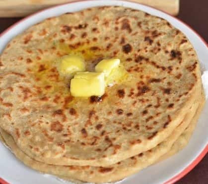 বহু ক্ষেত্রেই অনেকে জানান যে, পরোটা কিছুতেই নরম (Soft) থাকছে না। শক্ত হওয়ার কারণে তা খেতেও ততটা ভালো লাগছে না। কোন কোন উপায় মেনে চললে পরোটা হবে নরম অথচ সুস্বাদু, তা জেনে নিন।