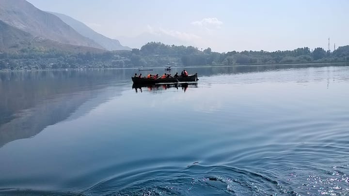 Jammu Kashmir: जम्मू कश्मीर के स्थानीय प्रशासन ने एनसीसी को राज्य की सबसे गहरी मानसबल झील (Manasbal Lake) में ट्रेनिंग करने की मंजूरी दे दी.