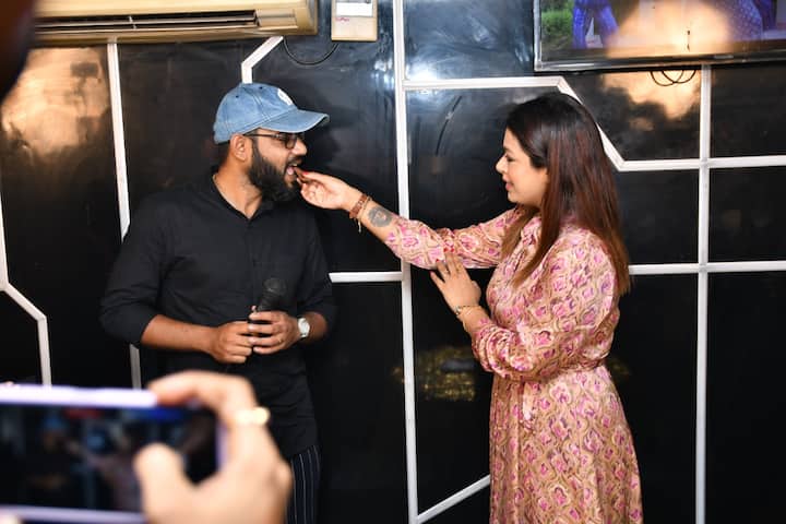 উচ্ছ্বসিত ইমনের কথায়, 'আমার জন্মদিনে গানটির মুক্তিতে আমি ভীষণ আনন্দিত ও কৃতজ্ঞ।'