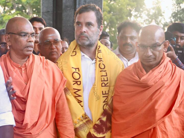 कांग्रेस नेता राहुल गांधी पार्टी की ‘‘भारत जोड़ो यात्रा’’ के तहत बुधवार को केरल दौरे के चौथे दिन की शुरुआत करने से पहले तिरुवनंतपुरम में प्रख्यात समाज सुधारक श्री नारायण गुरु को श्रद्धांजलि देने के लिए शिवगिरि मठ गए. शिवगिरि मठ में राहुल ने संन्यासियों से मुलाकात की और संत श्री नारायण गुरु के आगे शीश नवाया.