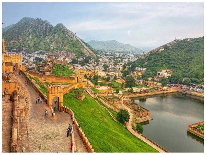 जयगढ़ फोर्ट- सन 1726 में महाराजा जयसिंह द्वितीय ने इस किलो का निर्माण करवाया था. आप इस ऐतिहासिक किलो को देखने जरूर जाएं. यहां आपको राजा-महाराजा के जमाने के कई हथियार देखने को मिलेंगे. यहां दुनिया की सबसे बड़ी तोप भी रखी है.