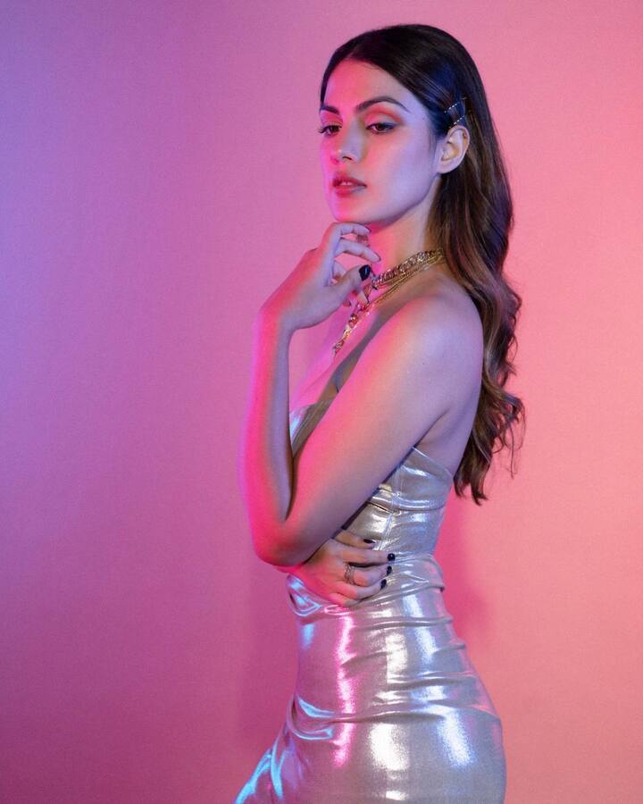 ती तिच्या चित्रपट आणि पात्रांपेक्षा तिच्या वैयक्तिक आयुष्यामुळे जास्त प्रसिद्धीच्या झोतात आली आहे. (फोटो सौजन्य :/rhea_chakraborty/इंस्टाग्राम)