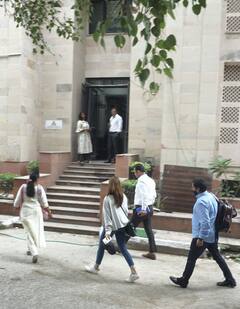 Money Laundering Case: आठ घंटे की लंबी पूछताछ के बाद नजर आईं जैकलीन, अब नोरा से होगा सवाल-जवाब