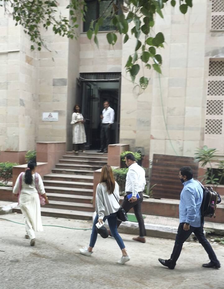 जैकलीन फर्नांडिस की पूछताछ लगभग आठ घंटे तक चली. इस दौरान उन्हें बीच में लंच के लिए एक घंटे का ब्रेक दिया. पूछताछ पूरी होने के बाद वह दिल्ली पुलिस की इकोनॉमिक ऑफेंसेस विंग के ऑफिस से बाहर जाते हुए दिखीं.