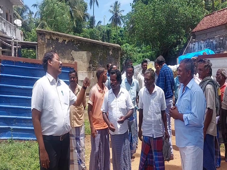 thiruvarur near paddy centre open problem farmers raise questions to regional officer திருவாரூர் : ”நெல் மூட்டைகளுடன் காத்திருக்கிறோம்” : பேச்சுவார்த்தை நடத்திய அதிகாரி.. கேள்விகளை அடுக்கிய விவசாயிகள்.. என்ன நடந்தது?