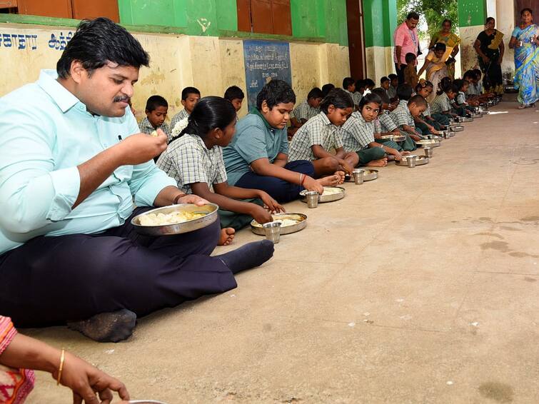 karur rehearsal of tamil nadu chief minister breakfast program TNN கரூரில் முதலமைச்சரின் காலை உணவு திட்டத்தின் ஒத்திகை நிகழ்வு