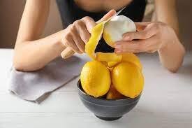 Lemon Peels Benefits: લીંબુનો રસ  કાઢીને આપ તેની છાલને  છાલને ડસ્ટબિનમાં ફેંકી દઇએ છીએ. પરંતુ શું આપ જાણો છો આ છાલ લીંબુ કરતા પણ ગુણકારી છે.