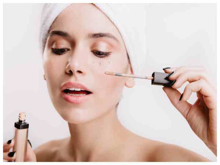 धूल-मिट्टी और प्रदूषण की वजह से चेहरे पर काले-काले धब्बे होने लगते हैं. इसके अलावा पिंपल्स के दाग भी चेहरे पर काले धब्बे के निशान छोड़ जाते हैं. अगर आप इस परेशानी से राहत पाना चाहते हैं तो घरेलू टिप्स आजमाएं. आइए जानते हैं इन टिप्स के बारे में- (Photo - Freepik)