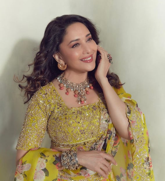 माधुरी दीक्षित ने पहना इतना महंगा फ्लोरल लहंगा, कीमत जानकर आपके भी उड़ जाएंगे होश माधुरी दीक्षित ने पहना इतना महंगा फ्लोरल लहंगा, कीमत जानकर आपके भी उड़ जाएंगे होश