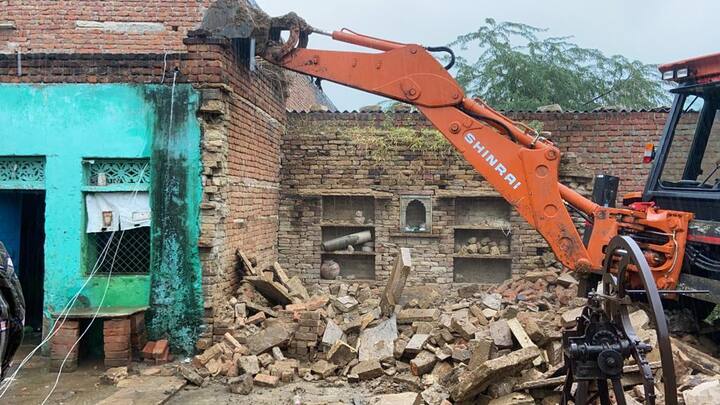 एमपी के मुरैना जिले में 3 साल की मासूम के साथ दरिंदगी करने वाले आरोपी गिर्राज रजक के मकान पर प्रशासन के द्वारा बुलडोजर चला गया. पुलिस और राजस्व विभाग की टीम ने बानमोर के फूलपुर गांव में पहुंचकर आरोपी के अवैध निर्माण को जमींदोज कर दिया.