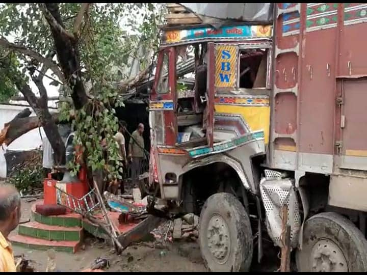 sultanpur raod accident Truck entered the shop due to tire burst 3 died on the spot ANN Sultanpur Road Accident: सुबह चाय की चुस्की ले रहे थे लोग तभी टायर फटने से दुकान में घुसा ट्रक, 3 की मौके पर ही मौत, कई घायल