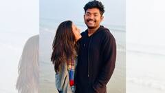 সমুদ্র সৈকতে দাঁড়িয়ে আদর মাখা ছবি শোভন-স্বস্তিকার, ক্যাপশনে লেখা এক পাশে সাগর, এক পাশে বালি...