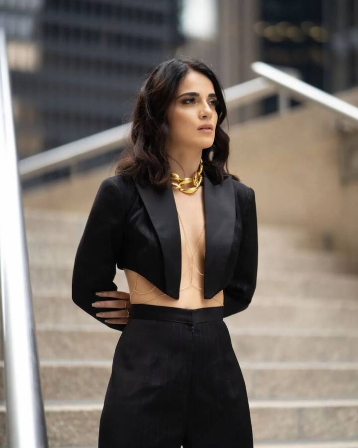 Radhika Madan: બૉલીવુડની હૉટ સ્ટારમાં સામેલ યુવા એક્ટ્રેસ રાધિકા મદાન ફરી એકવાર ચર્ચામા આવી છે, સ્ટાઇલ અને ફેશન સેન્સમાં રાધિકા મદાન બધાની આગળ છે. તેની તાજેતરની તસવીરોએ ધમાલ મચાવી દીધી છે.