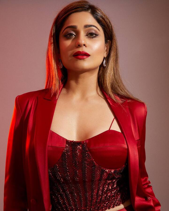 शमिता शेट्टी की इन तस्वीरों ने भी इंटरनेट पर तहलका मचा दिया था. वह रेड कलर के टॉप और कोट-पैंट में गजब ढा रही थीं.
