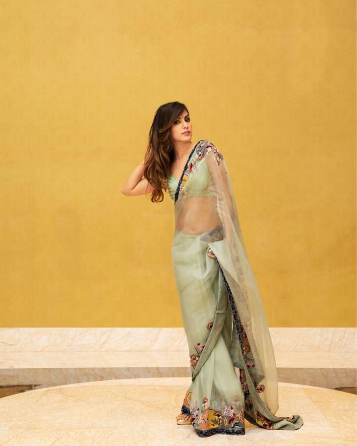 नुकतेच रियाने तिचे काही फोटो तिच्या चाहत्यांसोबत शेअर केले आहेत, ज्यात ती पारंपारिक लूकमध्ये दिसत आहे.(फोटो सौजन्य :/rhea_chakraborty/इंस्टाग्राम)
