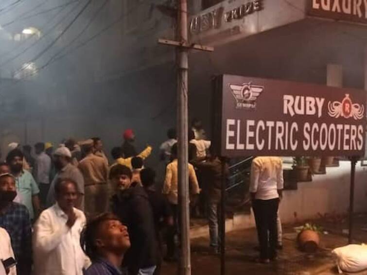 Secunderabad Fire Accident: 4 accused arrested in Ruby Electric scooter fire accident case Secunderabad Fire Accident: సికింద్రాబాద్ అగ్నిప్రమాదం కేసులో షోరూం నిర్వాహకులు సహా నలుగురు అరెస్టు