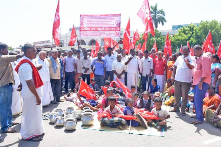Trichy, people protested by sitting on the railway tracks TNN வீடுகளை காலி செய்யுமாறு  நோட்டீஸ்: திருச்சியில் ரயில்வே தண்டவாளத்தில் அமர்ந்து மக்கள்  போராட்டம்