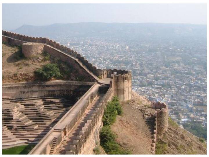 नाहरगढ़ फोर्ट- जयपुर के प्रसिद्ध किलों में नाहरगढ़ फोर्ट भी शामिल है. यहां से आप खूबसूरत जयपुर शहर को देख सकते हैं. ये आमेर फोर्ट और जयगढ़ फोर्ट के बीच में है. इतिहास प्रेमियों के बीच काफी फेमस है.