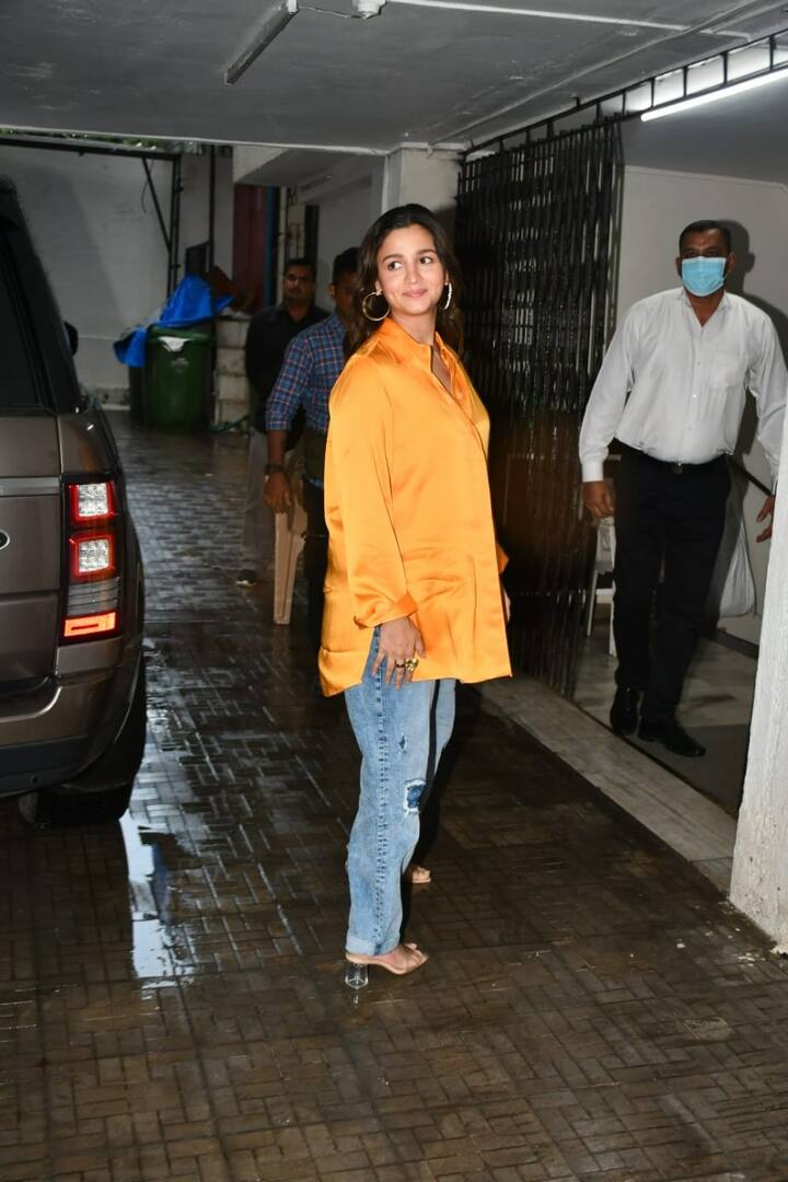 పాన్ ఇండియన్ మూవీ RRRలో ఆమె సీత పాత్రలో కనిపించి ఆకట్టుకుంది.