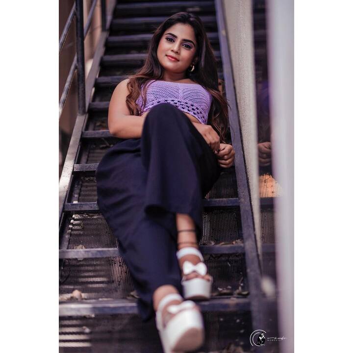 'గుప్పెడంత మనసు' సీరియల్ లో ఎట్టకేలకు సాక్షి తనంతట తానుగా పెళ్లి క్యాన్సిల్ చేసుకుని వెళ్లిపోవడంతో వసుధారకు లైన్ క్లియరైంది. కాలేజీ ఫేర్ వెల్ పూర్తైన వెంటనే తన ప్రేమను చెప్పేసి..రిషి నుంచి గ్రీన్ సిగ్నల్ అందుకుంది. ఈ సీరియల్ లో వసుధారగా నటిస్తోన్న రక్షాగౌడ తాజాగా షేర్ చేసిన ఫొటోస్ ఇవి..