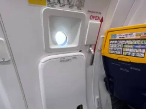 viral ryanair trolled for ignoring customer complaint regarding window seat viral tweet Viral Tweet: ਯਾਤਰੀ ਨੇ ਫਲਾਈਟ 'ਚ ਵਿੰਡੋ ਸੀਟ ਨਾ ਮਿਲਣ ਦੀ ਕੀਤੀ ਸ਼ਿਕਾਇਤ, ਏਅਰਲਾਈਨ ਕੰਪਨੀ ਨੇ ਦਿੱਤਾ ਅਜਿਹਾ ਜਵਾਬ ਕਿ ਲੋਕ ਕਰਨ ਲੱਗੇ ਟ੍ਰੋਲ!