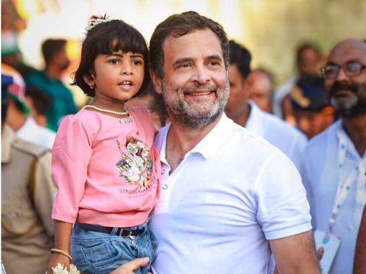 यात्रा सुबह साढ़े सात बजे नवैकुलम जंक्शन से प्रारंभ हुई, जिसमें बड़ी संख्या में लोग शामिल हुए. तिरुवनंतपुरम जिले में तीन दिन गुजारने के बाद कांग्रेस नेता बुधवार को यात्रा के तहत कोल्लम जिले में पहुंचेंगे.