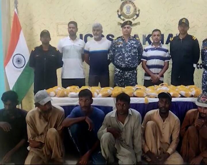 Gujarat ATS, Indian Coast Guard seize drugs worth Rs.200 cr off Gujarat coast Gujarat ATS: ગુજરાત ATS અને ભારતીય કોસ્ટગાર્ડે મધદરિયે 200 કરોડનું ડ્રગ્સ ઝડપ્યુ, બોટ સાથે છ પાકિસ્તાની ઝડપાયા