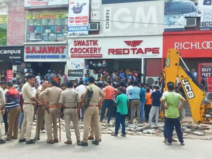 Greater Noida Authority launched a bulldozer in Jagat Farm Market on Tuesday ANN Noida News: ग्रेटर नोएडा के जगत फार्म पर चला प्रशासन का बुलडोजर, व्यापारियों ने विरोध में की दुकानें बंद