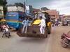 Jabalpur Road Accident: सड़क पर दर्द से तड़प रहे युवक को नहीं मिली एंबुलेंस, लोगों ने JCB से पहुंचाया अस्पताल