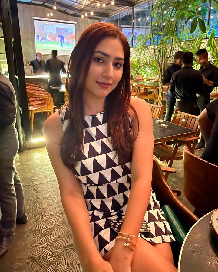 दिशा परमार एक एक्टिव सोशल मीडिया यूजर भी हैं, जो तस्वीरों और रील्स के जरिए अपने चाहने वालों को खुश कर देती हैं.