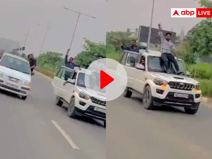 Noida Viral Video Youth seen doing stunts on car and bike ANN Noida: सोशल मीडिया पर फेमस होने के लिए की स्टंटबाजी, Video Viral होने पर पुलिस कर रही तलाश