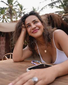 Aisha Sharma Pics: बेडरूम से कुछ इस अंदाज़ में सामने आई आयशा शर्मा की तस्वीरें, देखें ग्लैमरस अंदाज़