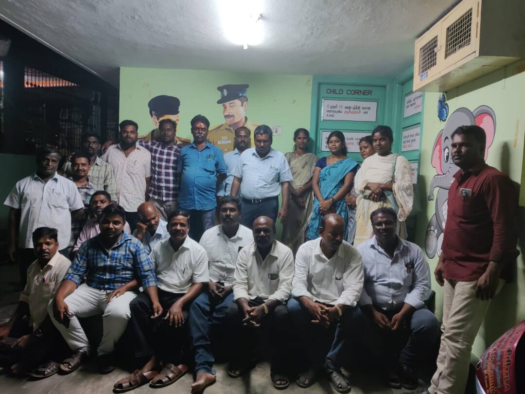 protest by village administration officials at Thandarampatu police station demanding action against the DMK leader attacked the Agarampallipattu VAO திருவண்ணாமலை: விஏஓ மீது தாக்குதல்; திமுக பிரமுகர் மீது நடவடிக்கை கோரி கிராம நிர்வாக அதிகாரிகள் போராட்டம்