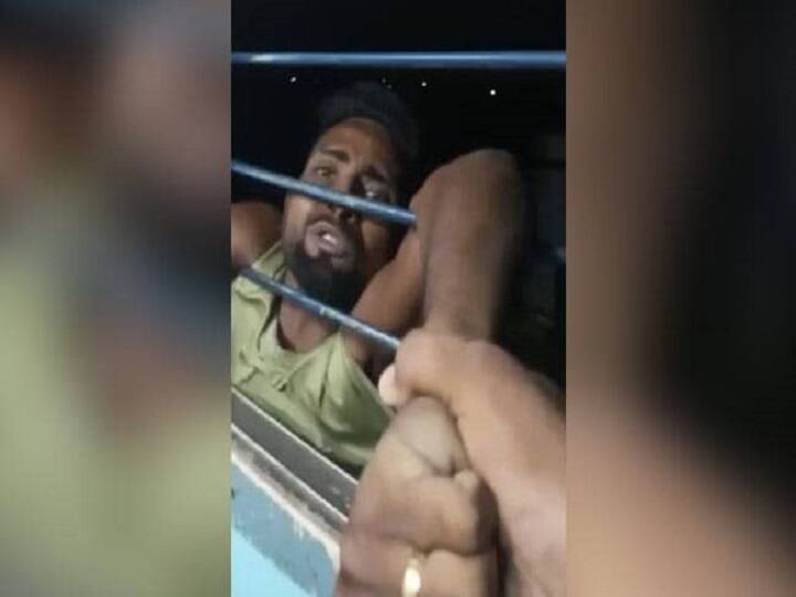 Video Bihar Thief Dangles From Train Window As Passengers Grab Arms Watch Video: ஜன்னல் வழியாக திருட முயற்சி.. மாட்டிக்கொண்டு படாதபட்ட இளைஞர்.. வைரலாகும் வீடியோ..