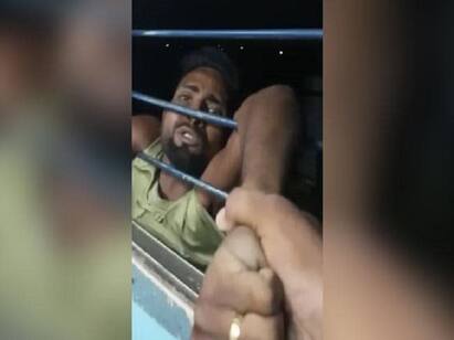 Video Bihar Thief Dangles From Train Window As Passengers Grab Arms Watch Video: ஜன்னல் வழியாக திருட முயற்சி.. மாட்டிக்கொண்டு படாதபட்ட இளைஞர்.. வைரலாகும் வீடியோ..