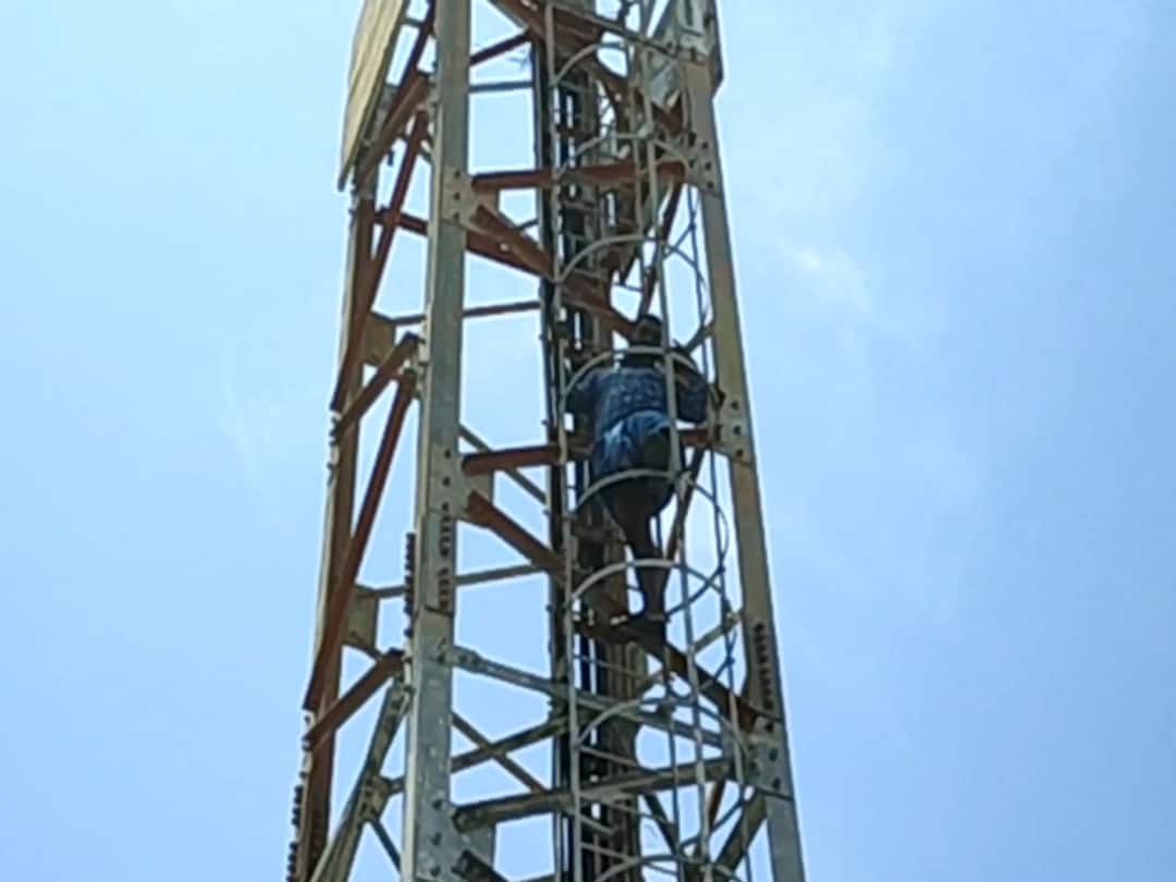 சீர்காழி அருகே டாஸ்மாக் கடை ஊழியர் செல்போன் டவரில் ஏறி தற்கொலை முயற்சி Tasmac shop employee near Sirkazhi attempted suicide by climbing the cell phone tower TNN சீர்காழி அருகே டாஸ்மாக் கடை ஊழியர் செல்போன் டவரில் ஏறி தற்கொலை முயற்சி