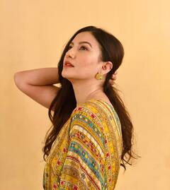 PHOTO: गौहर खानने फ्लॉन्ट केला ब्रालेट लुक; फोटो चर्चेत!