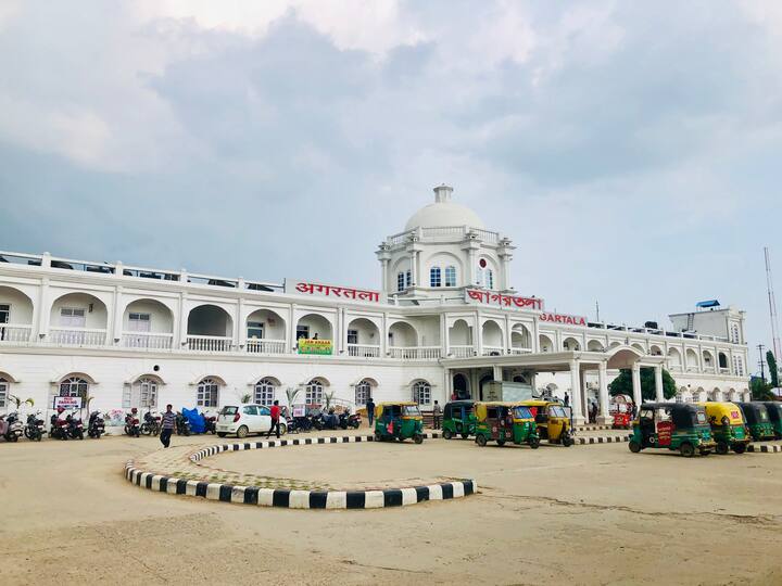 इस पैकेज में आपकी यात्रा 8 दिन और 7 रातों की होगी. जिसमें आपको अगरतला से ट्रेन पकड़नी होगी. यात्रा में आप भगवान राम से जुड़ी जगहों अयोध्या, हरिद्वार, ऋषिकेश और वाराणसी घूमने का मौका मिलेगा.