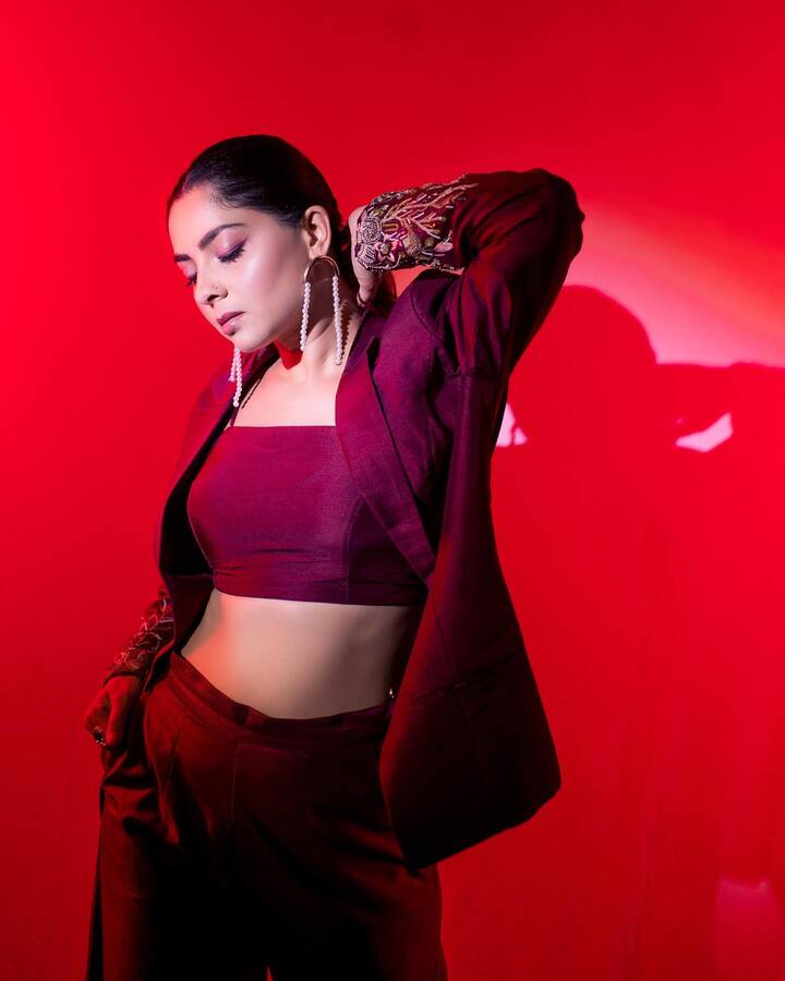लूक पूर्ण करण्यासाठी तिने हूप इअररिंग्स घातले आहेत. (फोटो सौजन्य :sonalee18588/इंस्टाग्राम)