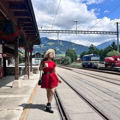 रेड शॉर्ट ड्रेस पहन कुछ यूं इतराती नजर आईं Arti Singh, तस्वीरों में दिखाया प्रिंसेज जैसा स्वैग