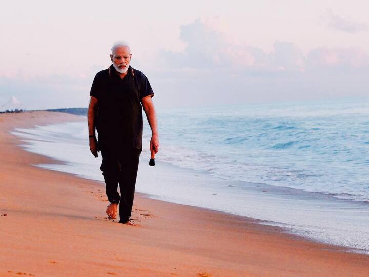 तमिलनाडु के महाबलिपुरम की ये तस्वीर पीएम मोदी की सोशल मीडिया पर काफी वायरल हुई थी. अक्टूबर 2019 की इस तस्वीर में वो समंदर के किनारे सैर करते हुए नजर आ रहे हैं.