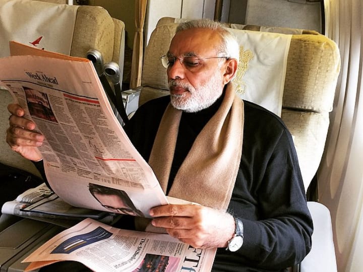 बर्लिन की अपनी यात्रा के दौरान पीएम मोदी अखबार पढ़ते हुए नजर आ रहे हैं. ब्लैक कलर के लुक में गले में डाली गई शॉल उनके लुक को स्टाइलिश बना रही है. ये तस्वीर 1 दिसंबर 2014 की है.