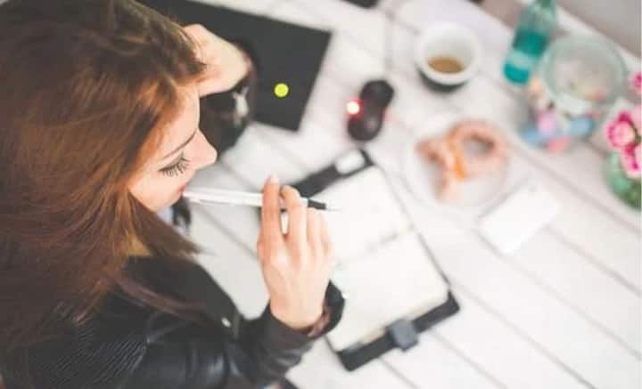 কিন্তু সংসারের দায়-দায়িত্ব, ভবিষ্যতের কথা ভেবে অনেকেই চাকরি ছাড়ার কথা ভাবতে পারেন না। নতুন করে পেশাগত জীবন শুরু করার কথাও তো আরও দূরের কথা। সে ক্ষেত্রে কী করণীয়, উপায় বাতলে দিচ্ছেন বিশেষজ্ঞরা।