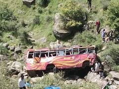 जम्मू कश्मीर में फिर दर्दनाक सड़क हादसा, खाई में गिरी बस, 5 लोगों की मौत और 25 घायल