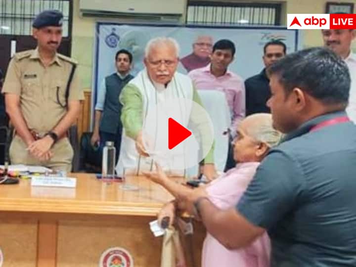Rohtak Jan Samvad Program CM Manohar Lal Khattar gave 2,500 to elderly woman Rohtak News: सीएम खट्टर ने बुजुर्ग महिला को अपनी जेब से दिए 2500 रुपये, अधिकारियों को दिया पेंशन बहाली का निर्देश
