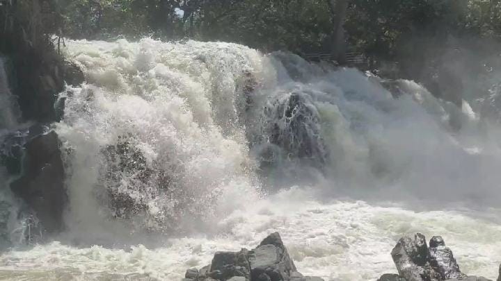 மீண்டும் அதிகரித்தது நீர்வரத்து,  ஒகேனக்கல் பரிசலுக்கு தடை விதித்த மாவட்ட நிர்வாகம்