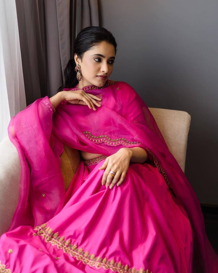 గతేడాది శివ కార్తీకేయన్ హీరోగా నటించిన ‘వరుణ్ డాక్టర్’ మూవీతో తమిళ ఇండస్ట్రీలోకి అడుగుపెట్టింది ఈ ముద్దుగుమ్మ. తొలి సినిమాతోనే సూపర్ డూపర్ హిట్ అందుకుంది. Photo credit: Priyanka Mohan/instagram