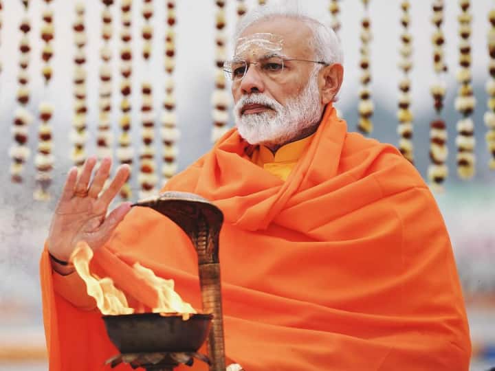 कुंभ के दौरान पीएम मोदी पीले रंग के कुर्ते के ऊपर भगवा कपड़ा ओढ़े हुए ट्रेडिशनल लुक में नजर आए थे.